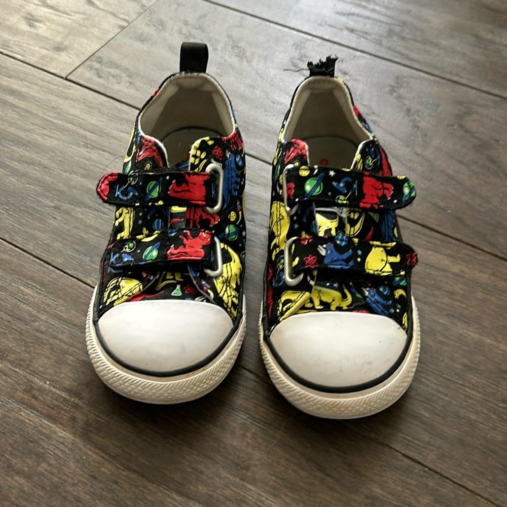 Dinosaur Converse size 11
